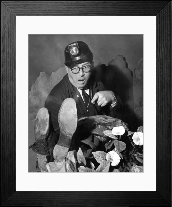 Framed Print : Alan Melville prepares to dispose of the body. January 1961 P011536 Framed Print : Alan Melville prepares to dispose of the body. January 1961 P011536