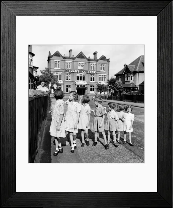 Framed Print : Mrs. Dorothy Hunt aged 44 of 41 Alwyne Road, Wimbledon, had a problem Framed Print : Mrs. Dorothy Hunt aged 44 of 41 Alwyne Road, Wimbledon, had a problem