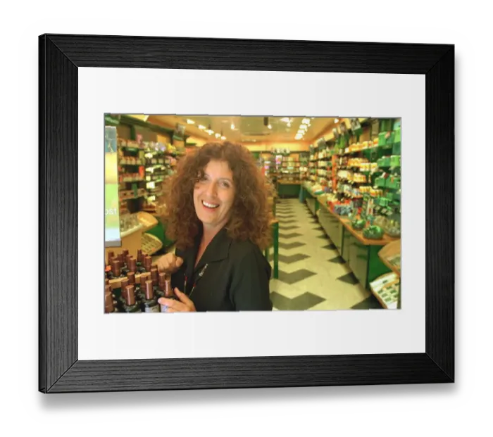 Framed Print : Anita Roddick July 1998 ANITA RODDICK FRUIT PICKING IN THE KINGS ROAD SHE HAS