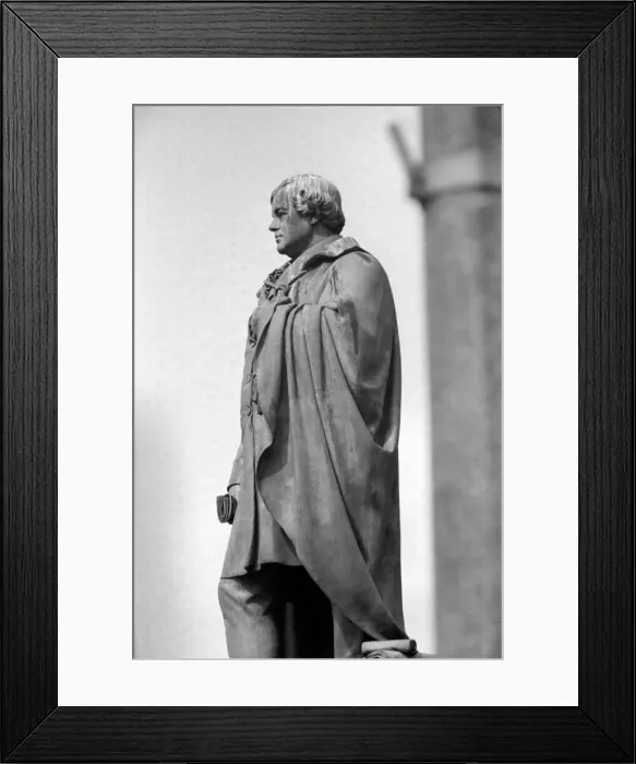 Framed Print : Republic of Ireland. Statues and architecture in the city of Dublin, Eire Framed Print : Republic of Ireland. Statues and architecture in the city of Dublin, Eire