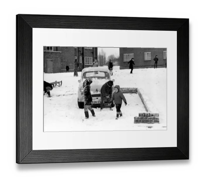 Framed Print : Weather: Winter Scenes: Children from the Grange estate East Finchley take advantage of