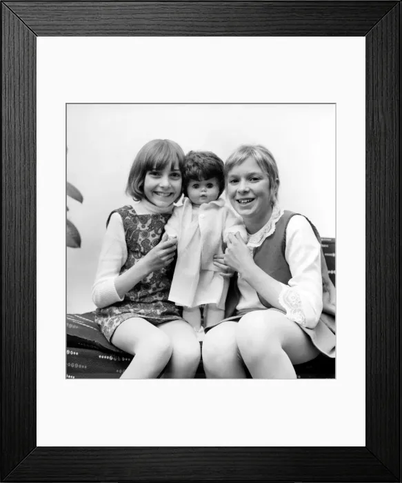 Framed Print : Children playing: Girls: Hilary wood (Left) and Melanie Smith (Both aged 12
