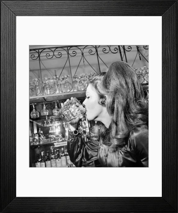 Framed Print : Woman drinking a pint of beer in her local pub November 1969 Z11012-001 Framed Print : Woman drinking a pint of beer in her local pub November 1969 Z11012-001