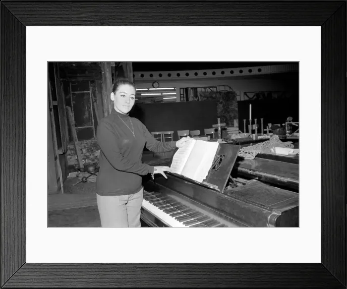 Framed Print : Entertainment Music: Opera Singer Teresa Cahill, 25, of Bermondsey Framed Print : Entertainment Music: Opera Singer Teresa Cahill, 25, of Bermondsey