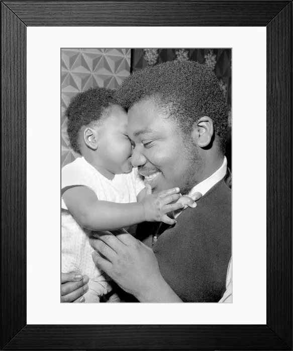 Framed Print : Father with his toddler son. December 1969 Z11609-001