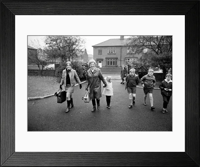 Framed Print : Clitheroe School Strike. Teachers and pupils return to school for the afternoon