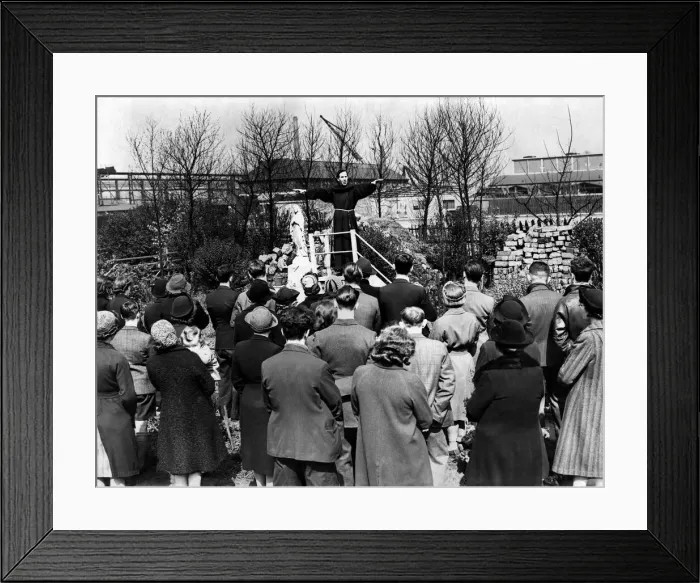 Framed Print : Father Agnellus addressing war workers intheir lunch hour outside St Framed Print : Father Agnellus addressing war workers intheir lunch hour outside St