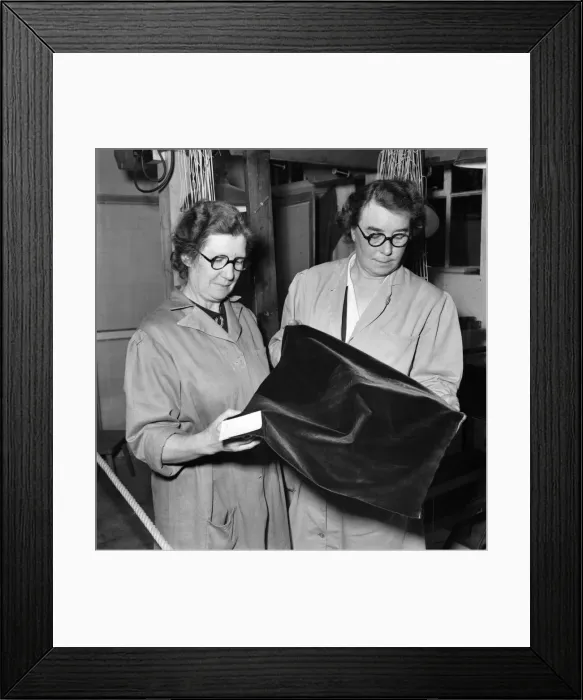Framed Print : Weaving Coronation robe for Queen Elizabeth II. November 1952 C5652