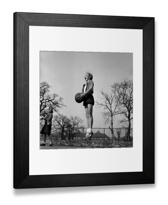 Framed Print : Girlks playing netball at Bessemer Primary School, Dulwich. November 1952 C5556