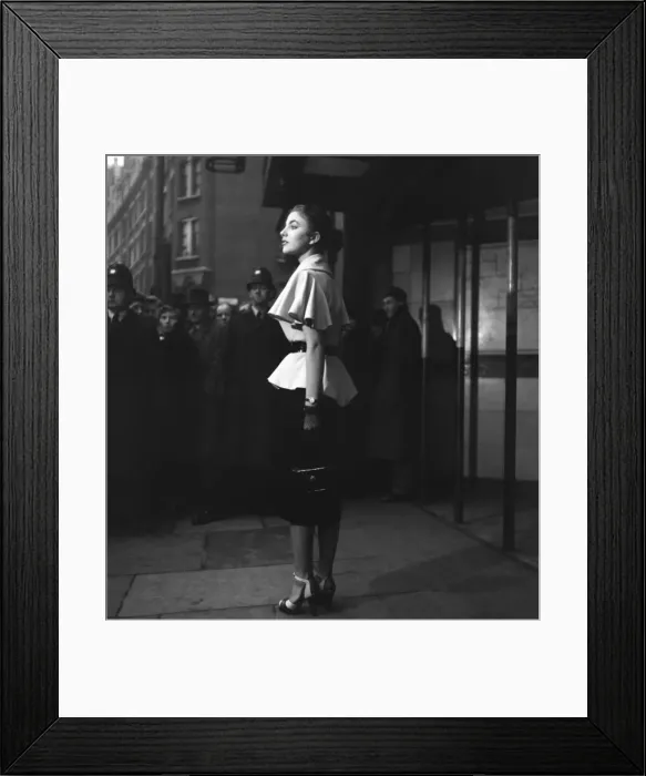 Framed Print : Actress Joan Collins at the premiere of Turn The Key Softly'in London Framed Print : Actress Joan Collins at the premiere of Turn The Key Softly'in London