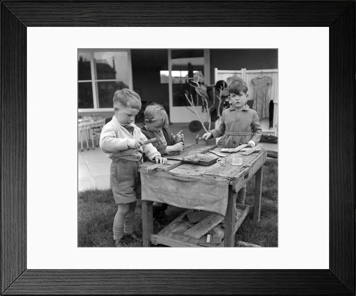 Framed Print : Children prticipating in woodwork class at Cookham Nursery School