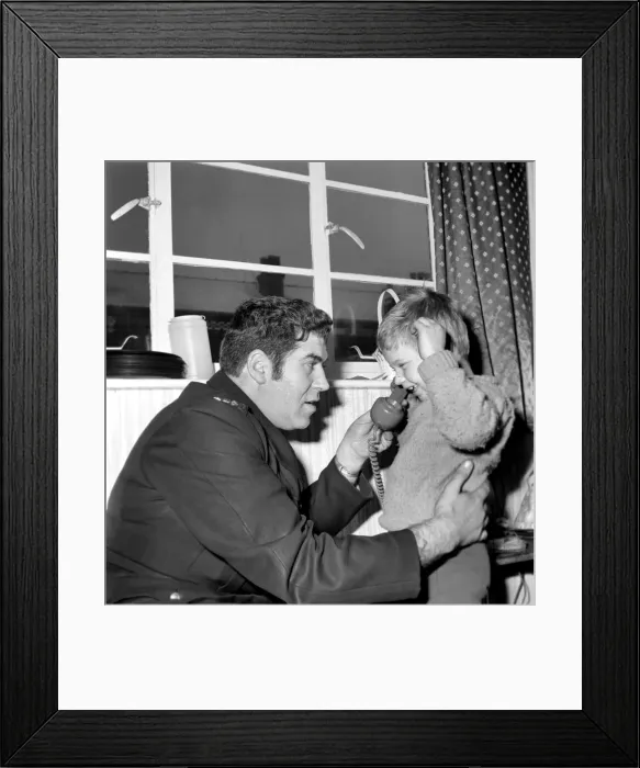 Framed Print : Police with children: Simon Dingley aged 4 of Arthur Street Little Lever was terribly