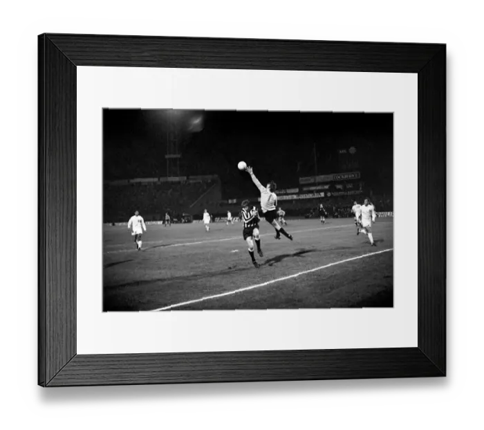 Framed Print : Sport-Football Inter City Fairs Cup: Oporto v Newcastle United