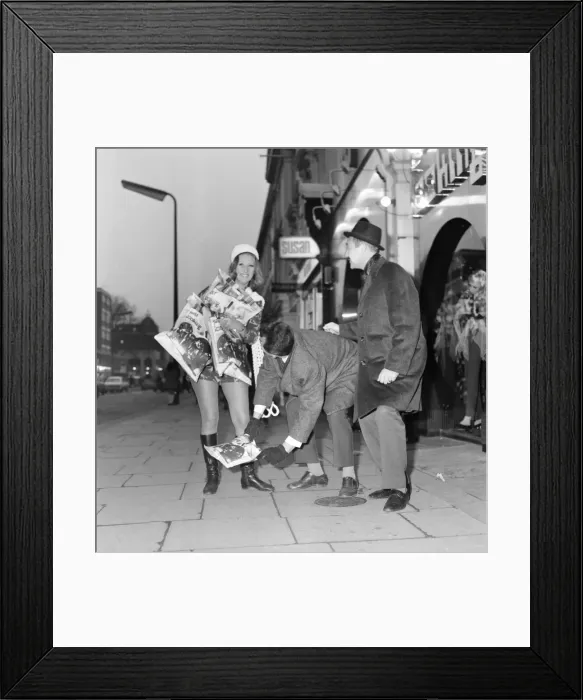 Framed Print : Jan Hookings, aged 21, pictured shopping in the Kings Road Framed Print : Jan Hookings, aged 21, pictured shopping in the Kings Road
