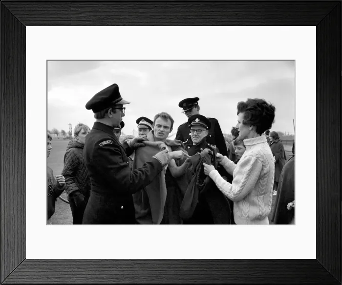 Framed Print : Runner Ken Shaw (29) of Peckham, London, competing in save the childrens charity Framed Print : Runner Ken Shaw (29) of Peckham, London, competing in save the childrens charity