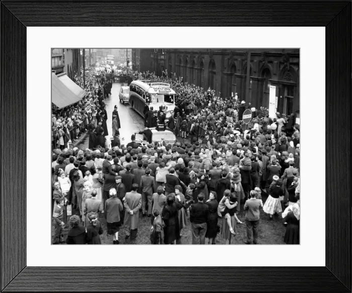 Framed Print : Wigan Rugby League Team return home with the Challenge Cup Framed Print : Wigan Rugby League Team return home with the Challenge Cup