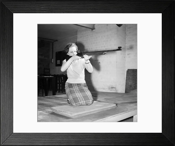 Framed Print : Woman with Rifle: Miss Mavis Felmingham, 17, the Annie Oakley