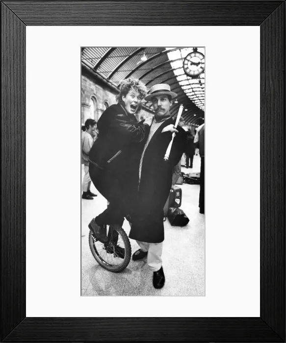 Framed Print : Street entertainers Karen Belll and Erik Larsen at Newcastle Central Station