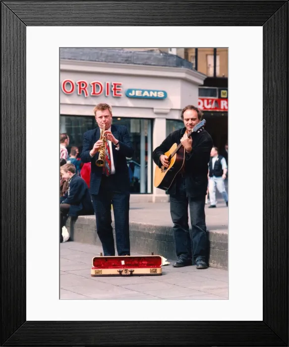 Framed Print : Buskers Peter Thompson (soprano sax) and Ivan Sears (guitar