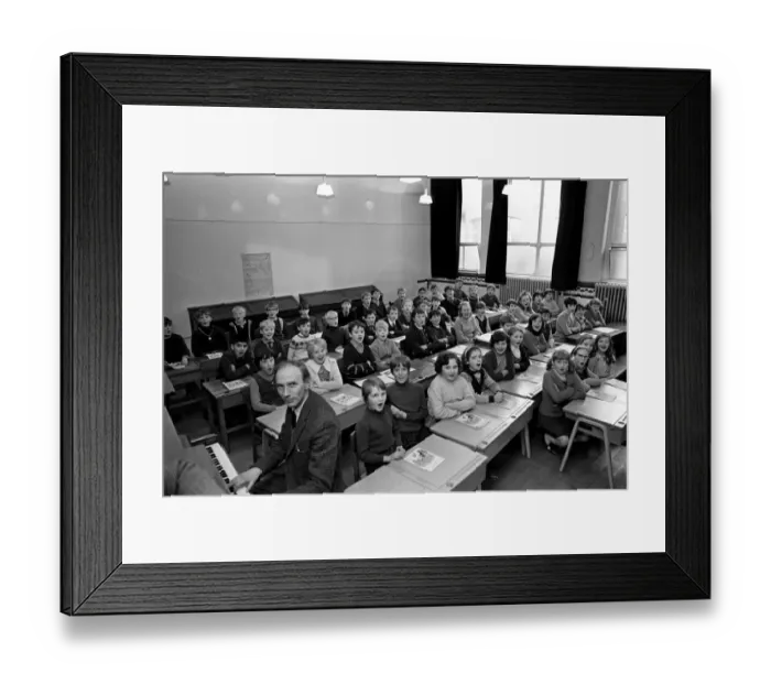 Framed Print : The children of Peel Park Junior School, Accrington, who went on holiday to Bournemouth