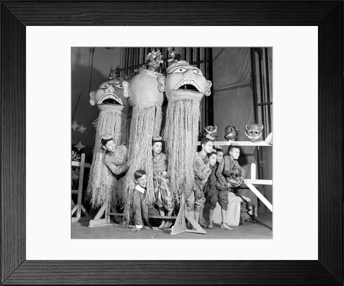 Framed Print : Entertainment: Theatre Children. Children who backstage in the West End production of Framed Print : Entertainment: Theatre Children. Children who backstage in the West End production of