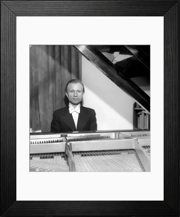 Framed Print : Concert pianist, Albert Ferber, was giving a recital at the Wigmore Hall when a string