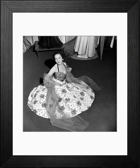 Framed Print : Clothing exhibition of fashion in Cotton 1953. Miss Nancy Bevan displaying a rose printed