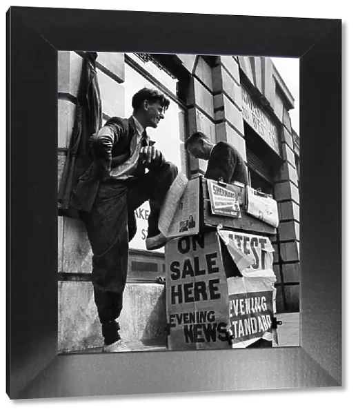 Newspaper seller on a London street. Circa 1950 P009218