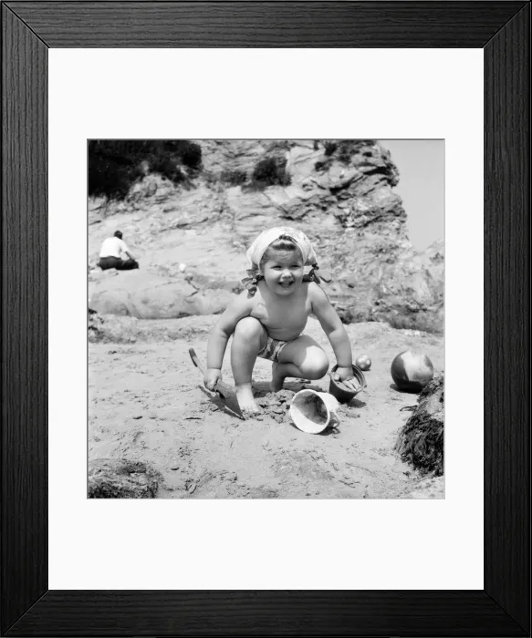 Framed Print : Lovely little Bronwen Harlow aged 3 of Nottingham on a Cornish holiday with her parents Framed Print : Lovely little Bronwen Harlow aged 3 of Nottingham on a Cornish holiday with her parents