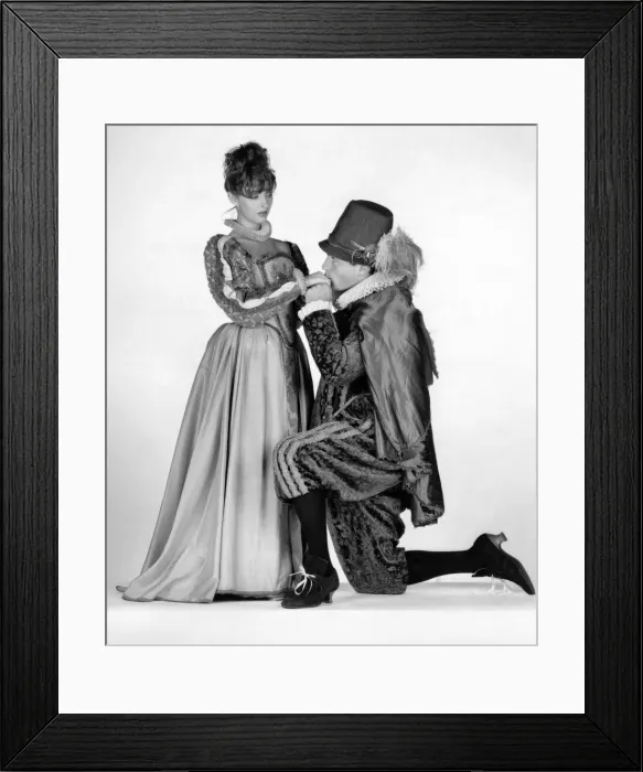 Framed Print : Couple dressed in Elizabethan costume. October 1986 P008588 Framed Print : Couple dressed in Elizabethan costume. October 1986 P008588