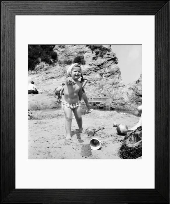 Framed Print : Lovely little Bronwen Harlow aged 3 of Nottingham on a Cornish holiday with her parents Framed Print : Lovely little Bronwen Harlow aged 3 of Nottingham on a Cornish holiday with her parents