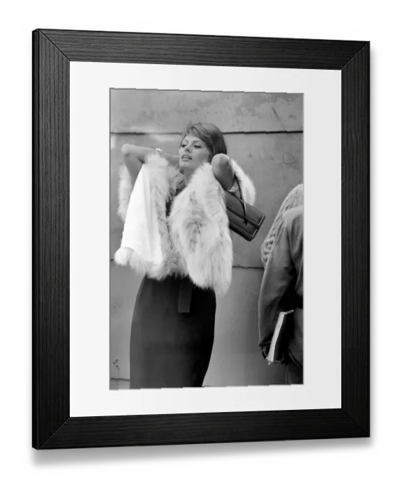 Framed Print : Sophia Loren filming The Millionairess'at London Bridge. June 1960 Framed Print : Sophia Loren filming The Millionairess'at London Bridge. June 1960