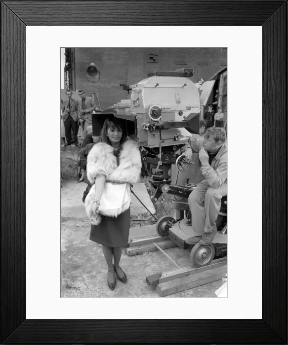 Framed Print : Sophia Loren filming The Millionairess'at London Bridge. June 1960 M4468-024 Framed Print : Sophia Loren filming The Millionairess'at London Bridge. June 1960 M4468-024