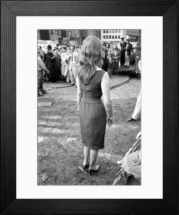 Framed Print : Sophia Loren filming The Millionairess'at London Bridge. June 1960 M4468-009