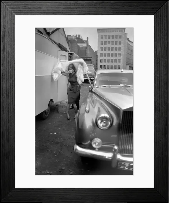 Framed Print : Sophia Loren filming The Millionairess'at London Bridge. June 1960 M4468-012 Framed Print : Sophia Loren filming The Millionairess'at London Bridge. June 1960 M4468-012