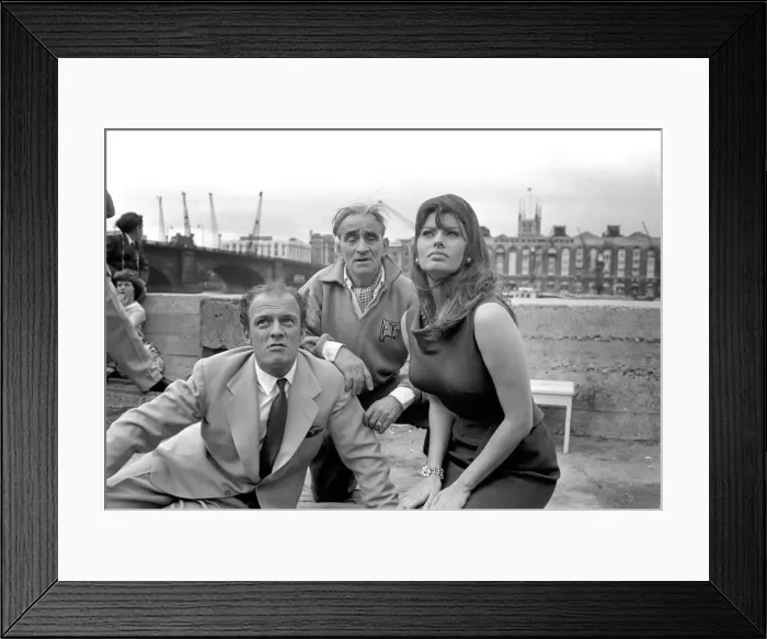 Framed Print : Sophia Loren filming The Millionairess'at London Bridge. June 1960 M4468-015 Framed Print : Sophia Loren filming The Millionairess'at London Bridge. June 1960 M4468-015