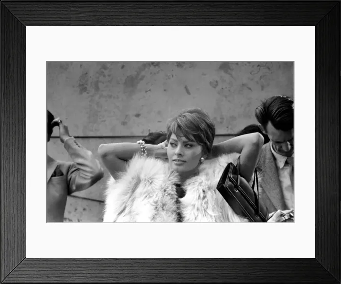 Framed Print : Sophia Loren filming The Millionairess'at London Bridge. June 1960 M4468-026 Framed Print : Sophia Loren filming The Millionairess'at London Bridge. June 1960 M4468-026