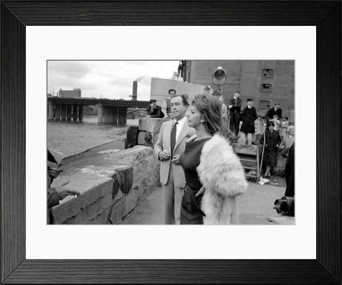 Framed Print : Sophia Loren filming The Millionairess'at London Bridge. June 1960 M4468-021