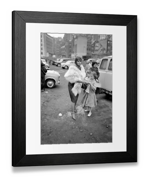 Framed Print : Sophia Loren filming The Millionairess'at London Bridge. June 1960 M4468-010 Framed Print : Sophia Loren filming The Millionairess'at London Bridge. June 1960 M4468-010