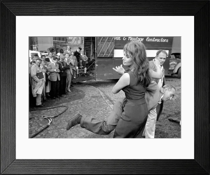 Framed Print : Sophia Loren filming The Millionairess'at London Bridge. June 1960 M4468-023