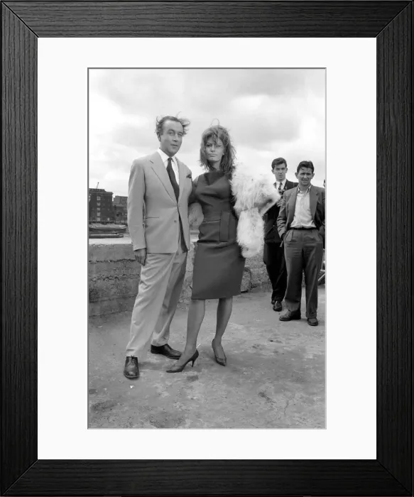 Framed Print : Sophia Loren filming The Millionairess'at London Bridge. June 1960 M4468-018