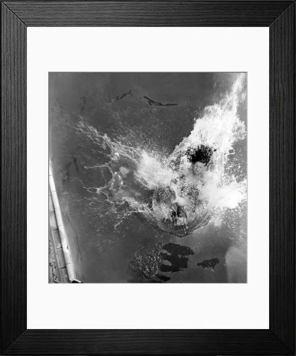 Framed Print : Doreen Williams of Prestatyn makes a big splash as she cools off at the Rhyl bathing pool Framed Print : Doreen Williams of Prestatyn makes a big splash as she cools off at the Rhyl bathing pool