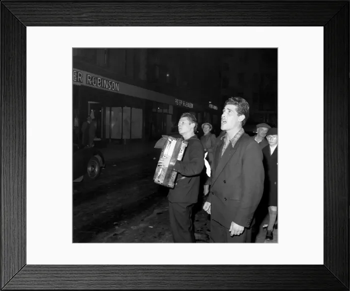 Framed Print : Entertainment: Street Singer: Buskers on the streets of London. October 1953 D6241-001