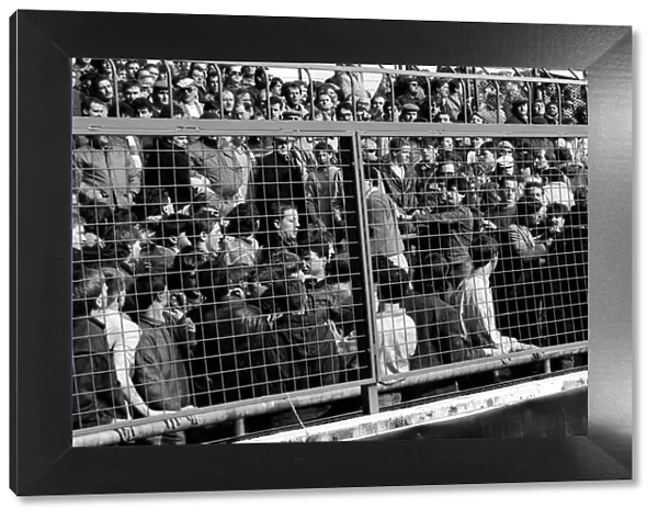 Hull Kingston Rovers v Leeds. Fans behind wire fencing March 1986 PR-11-037