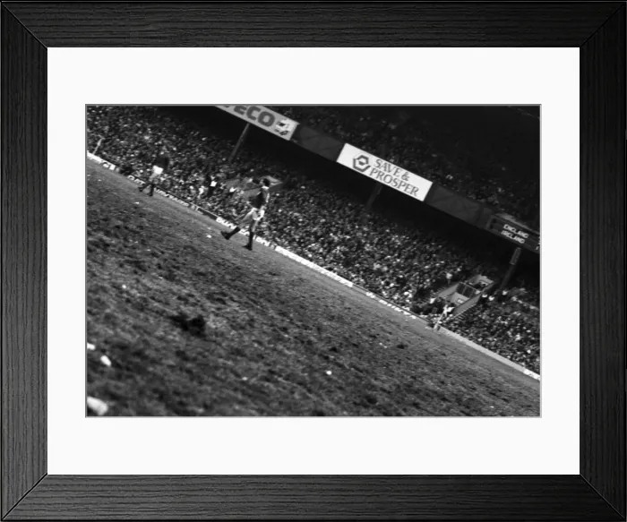 Framed Print : 1986 Five Nations Rugby Union Championship. England v Ireland Framed Print : 1986 Five Nations Rugby Union Championship. England v Ireland