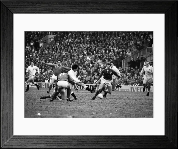 Framed Print : 1986 Five Nations Rugby Union Championship. England v Ireland Framed Print : 1986 Five Nations Rugby Union Championship. England v Ireland