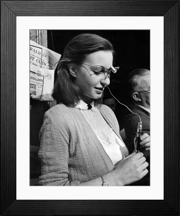 Framed Print : London typist Miss L. B. Fatt using light over typewriter Framed Print : London typist Miss L. B. Fatt using light over typewriter