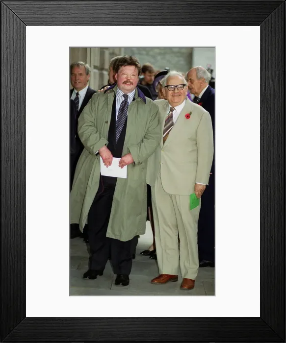 Framed Print : Ronnie Barker and Simon Weston arrive November 1999 at the Mansion house lunch hosted by Framed Print : Ronnie Barker and Simon Weston arrive November 1999 at the Mansion house lunch hosted by