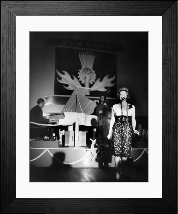 Framed Print : Scotlands only Island nightclub. Singer Kathy Kay during her performance in the club