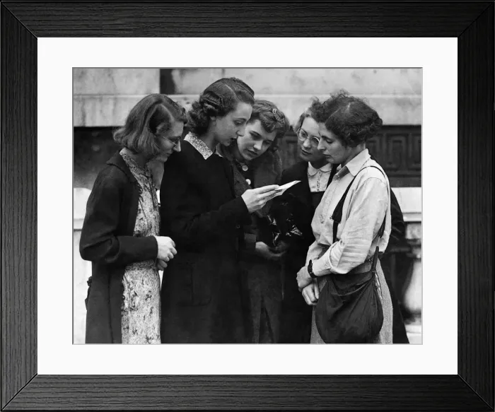 Framed Print : A deputation of women war workers seen here in Whitehall following a meeting over minimum Framed Print : A deputation of women war workers seen here in Whitehall following a meeting over minimum
